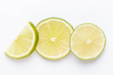 Açık renkli, üstten görünüm üzerinde olgunlaşmış taze limes ile kompozisyon