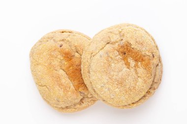 Beyaz arka planda çavdar ekmeği dilimi.