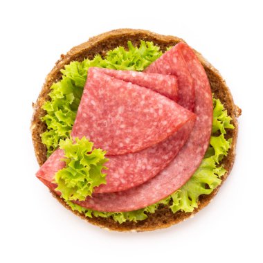 Beyaz arka planda salamlı sandviç..