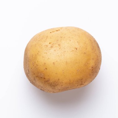 Beyaz arka planda izole edilmiş patatesler. Düz yatıyordu. Üst görünüm.