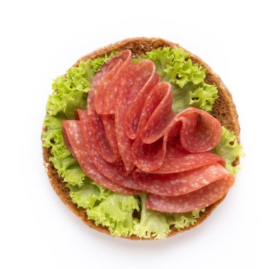 Beyaz arka planda salamlı sandviç..