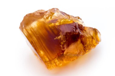 beyaz zemin üzerinde kahverengi karamelize şeker.