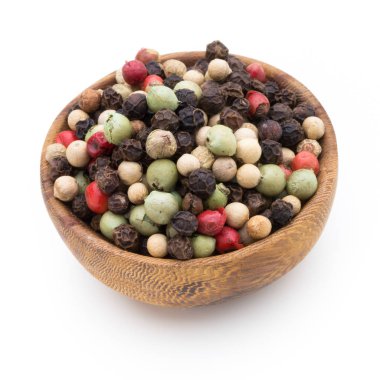 Beyaz zemin üzerine kaşık biber karışımı tohum.