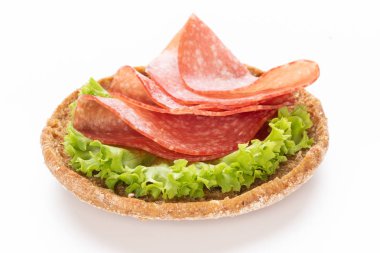 Beyaz arka planda salamlı sandviç..