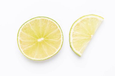 Açık renkli, üstten görünüm üzerinde olgunlaşmış taze limes ile kompozisyon