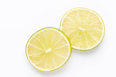 Açık renkli, üstten görünüm üzerinde olgunlaşmış taze limes ile kompozisyon