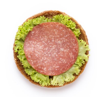 Beyaz arka planda salamlı sandviç..