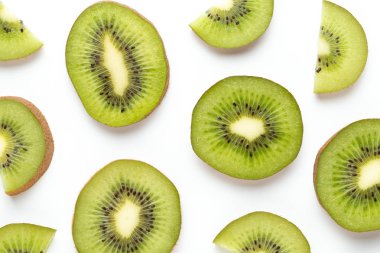 Beyaz arka planda Kivi meyveleri dilimleri.