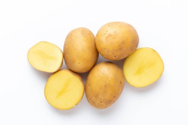 Beyaz arka planda izole edilmiş patatesler. Düz yatıyordu. Üst görünüm.