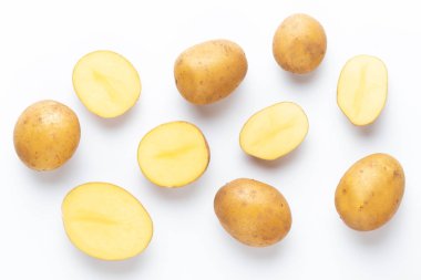 Beyaz arka planda izole edilmiş patatesler. Düz yatıyordu. Üst görünüm.