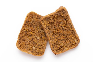 Beyaz arka planda çavdar ekmeği dilimi. 