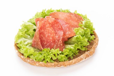 Beyaz arka planda salamlı sandviç..