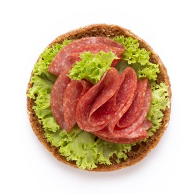 Beyaz arka planda salamlı sandviç..