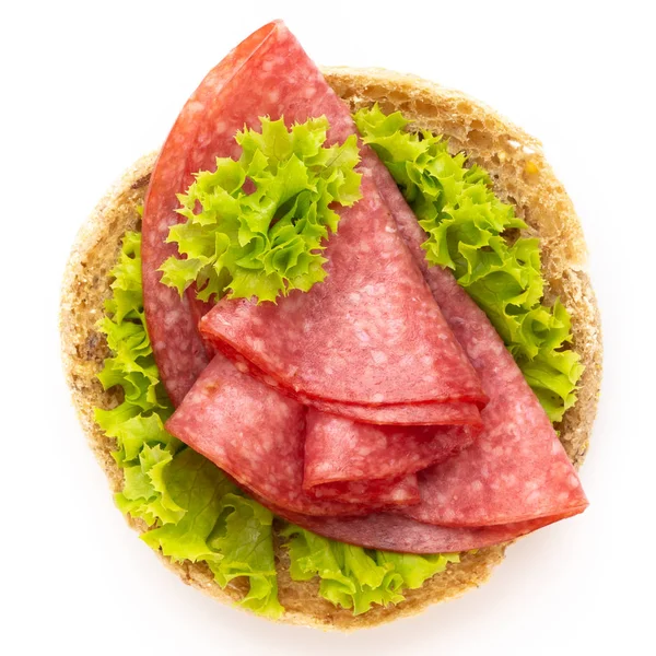 Sandwich con salsiccia di salame su sfondo bianco. — Foto Stock