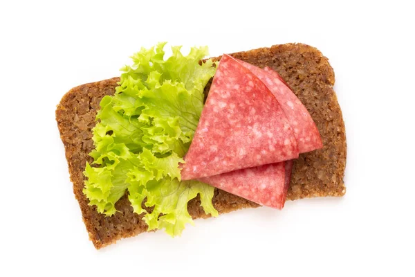 Sandwich con salsiccia di salame su sfondo bianco. — Foto Stock