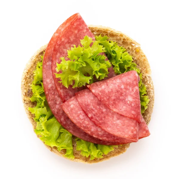 Sandwich con salchicha de salami sobre fondo blanco. —  Fotos de Stock