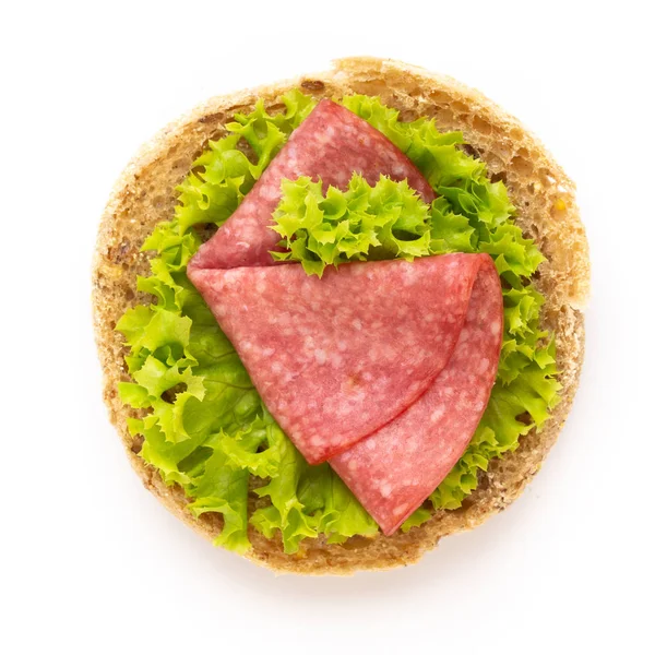 Sandwich à la saucisse de salami sur fond blanc. — Photo