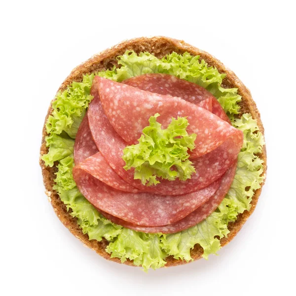 Sandwich con salsiccia di salame su sfondo bianco. — Foto Stock