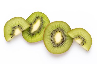 Beyaz arka planda Kivi meyveleri dilimleri.