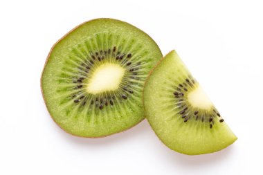 Beyaz arka planda Kivi meyveleri dilimleri.