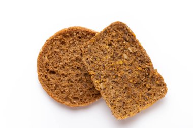 Beyaz arka planda çavdar ekmeği dilimi. 