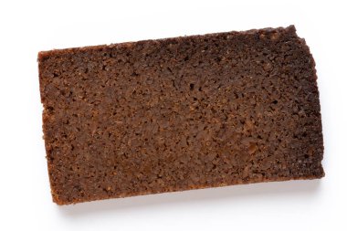 Beyaz arka planda çavdar ekmeği dilimi. 