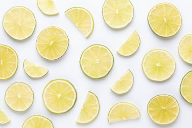Beyaz zemin üzerine limon meyve dilimleri.