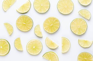 Beyaz zemin üzerine limon meyve dilimleri.