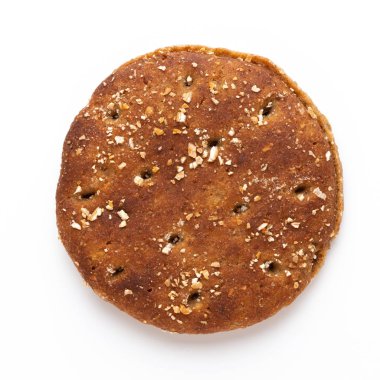 Beyaz arka planda çavdar ekmeği dilimi. 