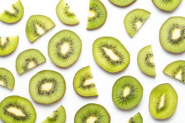 Beyaz arka planda Kivi meyveleri dilimleri.