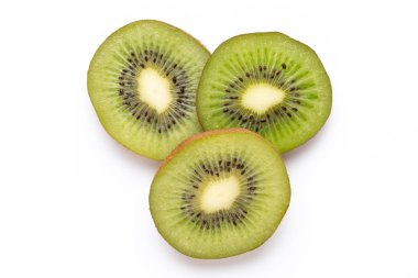 Beyaz arka planda Kivi meyveleri dilimleri.