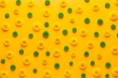 Sarı arka planda sarı çiçek deseni. Bahar selamlaması c