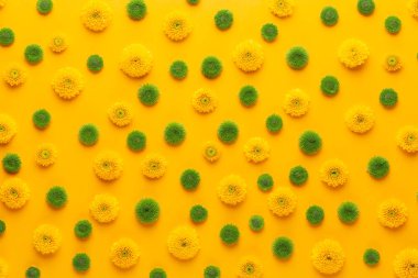 Sarı arka planda sarı çiçek deseni. Bahar selamlaması c