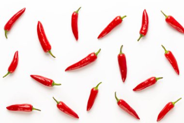 Biber veya kırmızı biber biber beyaz arka plan cuto izole