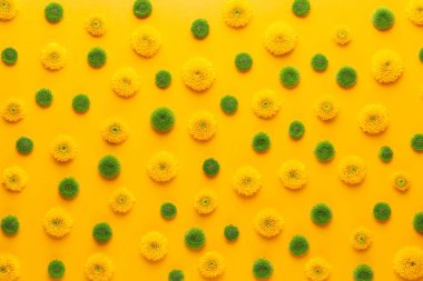 Sarı arka planda sarı çiçek deseni. Bahar selamlaması c