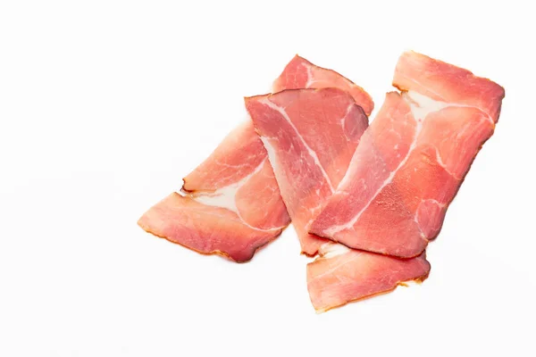 Hamon felszeletelve fehér háttérrel. Spanisch hagyományos hús. — Stock Fotó