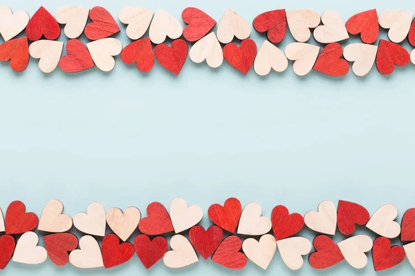 Joyeux fond Saint-Valentin. coeurs rouges sur le dos en bois blanc — Photo