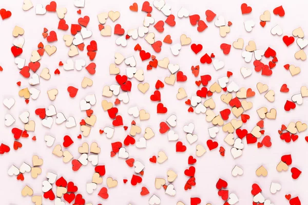 Glücklicher Valentinstag Hintergrund. mit kleinen farbigen Herzen auf grau — Stockfoto