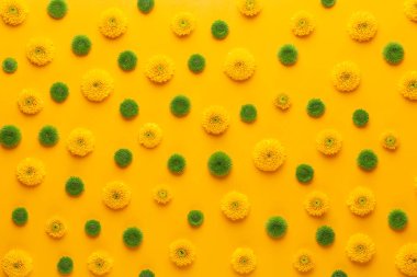 Sarı arka planda sarı çiçek deseni. Bahar selamlaması c