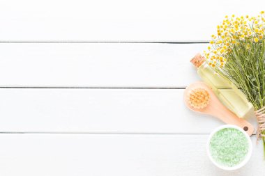 Güzellik ve moda kavramı üzerinde pastel rustik ahşap ayarla spa ile 