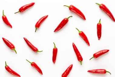 Biber veya kırmızı biber biber beyaz arka plan cuto izole