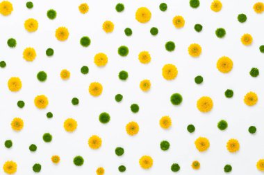 Çiçek kompozisyon. Beyaz bac üzerinde sarı çiçek desen yaptı