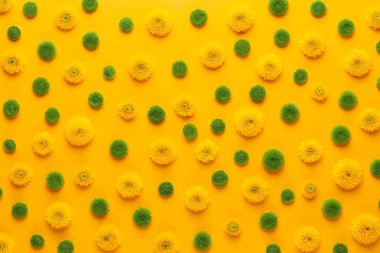 Sarı arka planda sarı çiçek deseni. Bahar selamlaması c