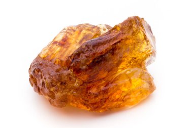 beyaz zemin üzerinde kahverengi karamelize şeker.