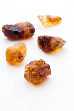 beyaz zemin üzerinde kahverengi karamelize şeker.