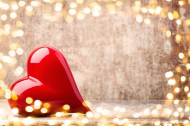 Kalp. Ahşap arka plan üzerinde kırmızı taş Kalpler.