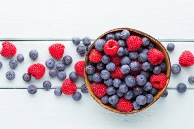 Rustik mavi masada yeşil nane ile sulu ve taze yaban mersini