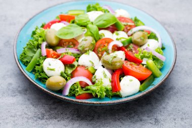 Sebze salatası peynir Mozzarella peyniri, domates, basilikum ve 