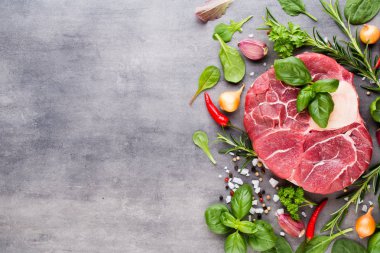 Baharat ile çiğ taze et antrikot biftek.