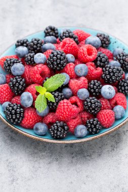 Mavi tabakta taze meyve salatası. Klasik ahşap arkaplan.